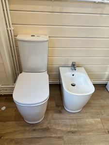 Установлено новое сантехническое оборудование, подключены водопроводные и сливные коммуникации, проверена герметичность соединений, проведено тестирование функционирования.