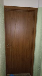 Установлен новый замок в деревянную дверь. Выполнено точное сверление, закреплены ручка и механизм. Проверена работоспособность, обеспечена плавная работа.