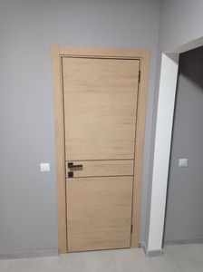 Установлен запорный механизм в деревянную створку. Проведены работы по вырезанию отверстия, закреплению ручки и проверке функционирования. Обеспечена надежность и плавность закрытия.