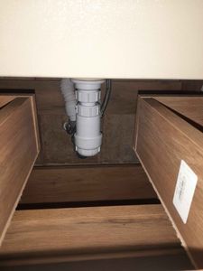 Установлена раковина, подключены трубы, закреплен сифон, подсоединены шланги к водопроводу, проверена герметичность соединений, выполнена регулировка конструкции.