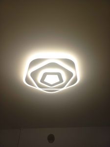 Светильник снят с потолка, провода отключены, крепления удалены, поверхность очищена от остатков крепежа.