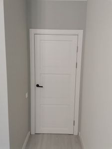 Установлен замок в деревянную дверь. Проделано отверстие, закреплена фурнитура, проведена регулировка механизма. Работа завершена аккуратно, дверь функционирует исправно.