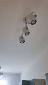Установлено новое осветительное устройство на потолок, подключены провода, закреплена конструкция, проверена работоспособность. Все элементы надежно зафиксированы, обеспечена безопасность эксплуатации.