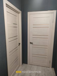 Установлен замок в деревянную дверь. Выполнены отверстия для механизма, закреплены ручки, проверена работа. Все детали аккуратно подогнаны, обеспечена плавная работа.