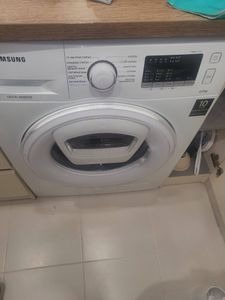 На стиральной машине Samsung заменены амортизаторы. Устройство разобрано, старые детали сняты, установлены новые, проверена работа. Машина собрана, функционирует корректно.