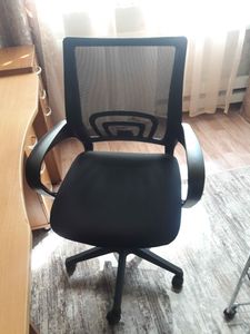 Собрано офисное кресло: установлены колеса, прикреплены подлокотники, закреплена спинка, зафиксировано сиденье, проверена устойчивость и подвижность конструкции.