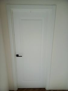 На полотне двери выполнено аккуратное углубление для установки замочного механизма. Установлена ручка, обеспечивающая плавное открытие и закрытие. Все элементы надежно закреплены.