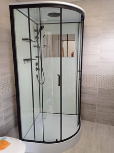 Установлена современная душевая конструкция: закреплены стеклянные панели, смонтирован поддон, подключены водопроводные элементы, проверена герметичность, отрегулированы дверцы.