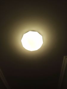 Установлено осветительное устройство с люминесцентными лампами, подключено к электросети, проверена работоспособность, закреплено на потолке, обеспечено равномерное освещение помещения.