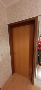 Установлен новый замок в деревянную дверь. Выполнено точное сверление, аккуратное крепление, проверена плавность работы механизма. Завершено без повреждений поверхности.