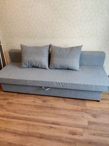 Собран новый диван: установлены каркас, подлокотники, спинка. Закреплены все крепежи, проверены механизмы трансформации. Уложены подушки, натянута обивка, проверена устойчивость.