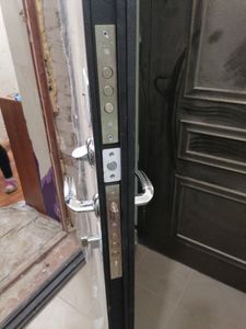 Установлена металлическая дверь, закреплены замки и ручки, проведена регулировка полотна, проверена работа механизмов, обеспечена герметичность и устойчивость конструкции.