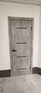 Выполнена установка запирающего механизма в деревянную дверь. Проведены работы по подготовке отверстия, закреплению замка и проверке его функционирования. Дверь закрывается плавно.