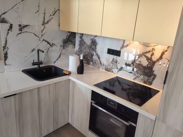 Герметизация шва между плиткой и зеркалом (200х100) Герметизация стыка столешницы с фартуком из плитки (2080 пог. м) - 5280 Допработы: поднятие дверного полотна относительно уровня пола, прокладка кабеля (3 м), герметизация стыка ламината и стены. - 4000