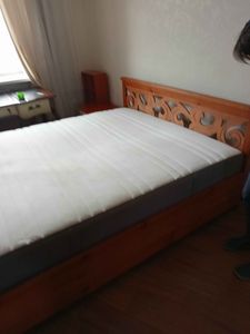 На кровати установлены новые деревянные ламели, обеспечивающие прочность и комфорт. Конструкция усилена, матрас ровно уложен, создавая уютное спальное место.