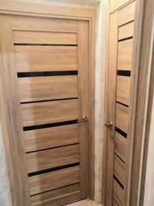 Установлена складная конструкция, закреплены направляющие, выполнена регулировка полотна, обеспечена плавность движения, проверена фиксация, завершена отделка проема.