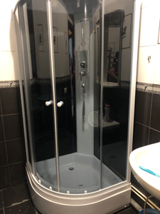 Установлена современная душевая конструкция с низким основанием. Подключены водопроводные и канализационные системы. Проведена герметизация швов, проверена функциональность дверей и смесителя.