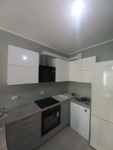 Установлены шкафы, смонтирована столешница, подключены бытовые приборы, закреплена раковина, размещена вытяжка, выполнены все соединения и подводка коммуникаций.