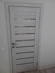 Установлены дополнительные элементы на дверной проем, обеспечивающие эстетичное завершение и улучшение изоляции. Работа выполнена аккуратно, с точной подгонкой деталей.