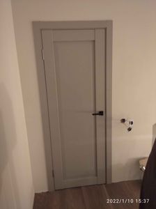 Установлены новые наличники на дверь. Аккуратно подогнаны по размеру, закреплены без зазоров. Завершена отделка, обеспечивающая эстетичный вид и надежность конструкции.