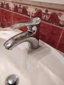 Установлен новый кран на раковину, подключены водопроводные трубы, проверена герметичность соединений, обеспечен свободный поток воды. Завершено аккуратно и надежно.