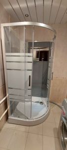 Установлена новая душевая конструкция с гидромассажем: закреплены панели, подключены водопроводные шланги, проверена герметичность соединений, отрегулированы дверцы, подключено электричество.