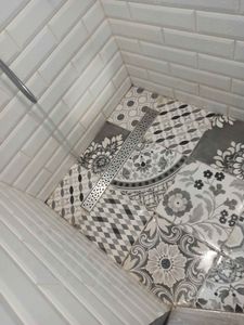 Удаление препятствия в канализации завершено. Использованы специализированные инструменты для восстановления нормального потока воды. Система функционирует исправно, обеспечивая комфорт.