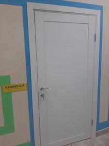 Установлен замок в дверь, выполнены точные отверстия, закреплены ручки, проверена функциональность механизма, обеспечена плавная работа, завершено аккуратное оформление.