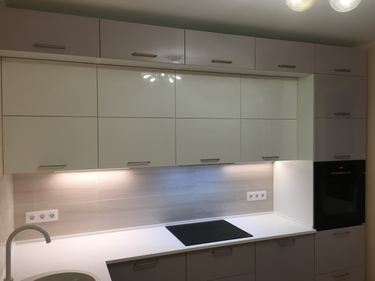 Установлена новая кухонная поверхность из искусственного камня, выполнены все необходимые замеры, произведен монтаж, обработаны стыки, обеспечена надежная фиксация и герметизация.