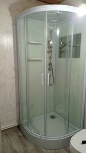 Установлена современная душевая конструкция: закреплены стенки, поддон, двери, подключены водопроводные коммуникации, проверена герметичность, отрегулированы элементы для комфортного использования.