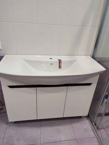 Установка раковины с тумбой