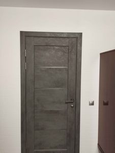 Установлен новый механизм в деревянную конструкцию, выполнены точные вырезы, закреплены ручка и защелка, обеспечена плавная работа, сохранена эстетика поверхности.