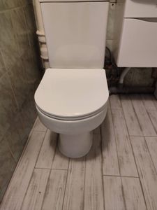 Установлено новое сантехническое оборудование, подключены коммуникации, герметично закреплено на полу, проверена работоспособность, устранены протечки, обеспечена надежная эксплуатация.