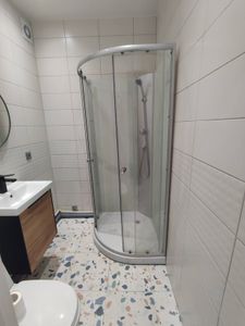 Установлены трубы для подачи воды, подключены сантехнические приборы: душ, раковина и унитаз. Проведены работы по герметизации и проверке системы на утечки. Завершено оформление интерьера.