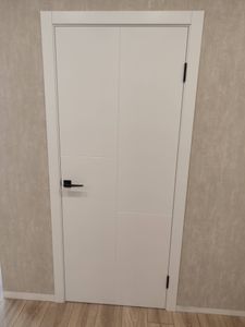 Установлен замок в деревянную дверь: выполнено сверление, вырез под механизм, закрепление ручки и проверка функционирования. Дверь закрывается плавно, без зазоров.