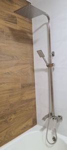 Установлено оборудование для душа: закреплены крепления, подключены водопроводные шланги, проверена герметичность соединений, отрегулирована высота, протестирована работа системы.