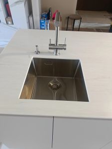 Установка проточного фильтра под мойку