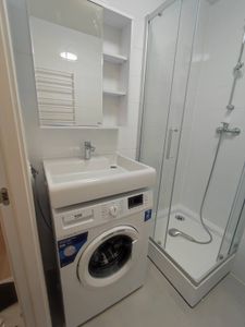 Установлено устройство, подключено к водопроводу и электросети, проверена работа, обеспечена герметичность соединений, выполнена настройка программ, проведено тестирование.