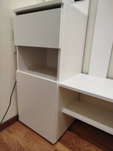 Собран шкаф с полками и ящиками, установлены дверцы, закреплены элементы на стене, проверена устойчивость конструкции, выполнена финишная отделка, обеспечена функциональность.