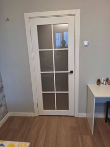 Установлена складная дверь, закреплены направляющие, проверена плавность открывания, отрегулированы петли, обеспечена надежная фиксация, выполнена отделка проема, установлены ручки.