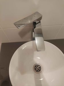 Установлено новое устройство для подачи воды, заменены крепления, проверена герметичность соединений, обновлён внешний вид. Все работы завершены, функционирует исправно.