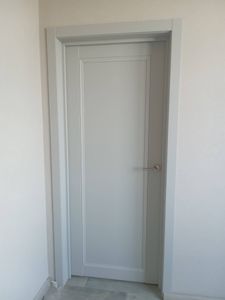 Установлена новая створка, закреплены петли, врезана ручка, отрегулированы зазоры, проверена плавность хода, закреплён наличник, завершена отделка проёма.