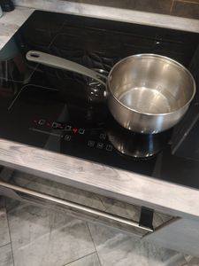 В столешнице выполнен вырез, установлена варочная поверхность, подключены коммуникации, проверена работоспособность, обеспечена надежная фиксация и герметизация.