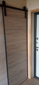 Установлена раздвижная система с одной панелью. Закреплены направляющие, обеспечивающие плавное движение. Проведена регулировка для точного прилегания и надежной фиксации.