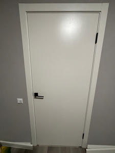 Установлен запорный механизм в дверное полотно, выполнены отверстия для ручки и защелки, произведена точная подгонка. Все элементы надежно закреплены, обеспечена плавная работа.