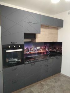 Выполнена установка и подгонка кухонной поверхности, включая вырезы для техники и мойки, с учетом всех необходимых размеров и точностей.