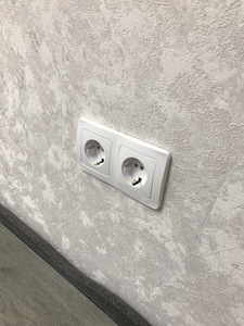 Установлено двойное гнездо в стене, выполнено подключение к электросети, проверена работоспособность, обеспечена надежная фиксация, соблюдены стандарты безопасности, завершена отделка поверхности.