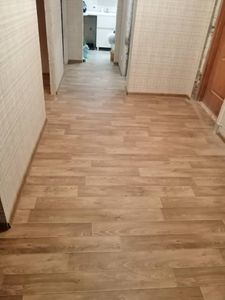 Покрытие ровно уложено на подготовленное основание, стыки аккуратно подогнаны, материал надежно закреплен, создавая гладкую и эстетичную поверхность, гармонирующую с интерьером помещения.