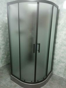 Удаление старой конструкции, освобождение пространства, подготовка к установке новой сантехники. Все элементы аккуратно демонтированы, обеспечена чистота и порядок в помещении.