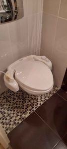 Установлено современное сантехническое устройство, подключены водопроводные коммуникации, проверена герметичность соединений, выполнено тестирование функциональности, завершены отделочные работы.